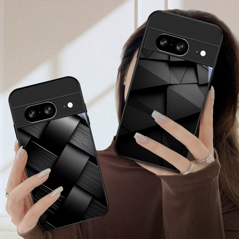 غطاء هاتف زجاجي أسود بنمط هندس - مراجعة Google Pixel 8A وسعره