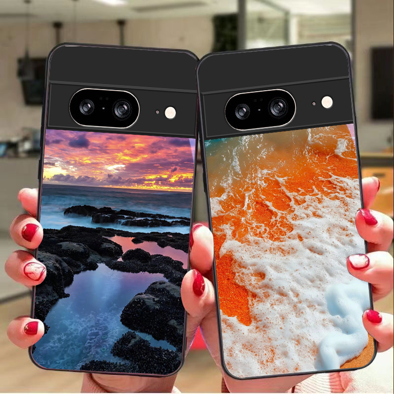 غطاء هاتف زجاجي أسود بتصميم مش - مراجعة Google Pixel 8A وسعره